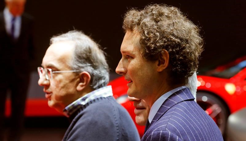 © Reuters. Fiat Chrysler CEO Marchionne stands beside Fiat Chrysler Chairman Elkann at the 87th International Motor Show at Palexpo in Geneva