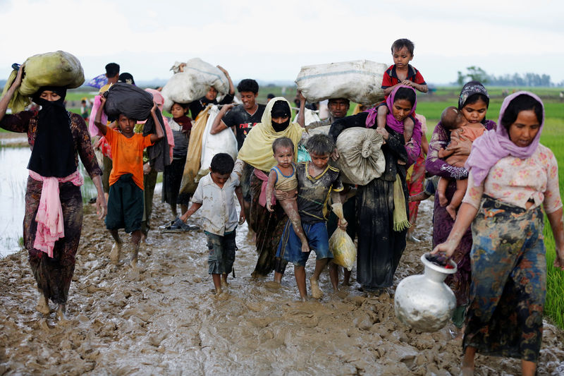 © Reuters. Musulmanes rohingya huyen después que más de 2.600 viviendas han sido quemadas en Myanmar