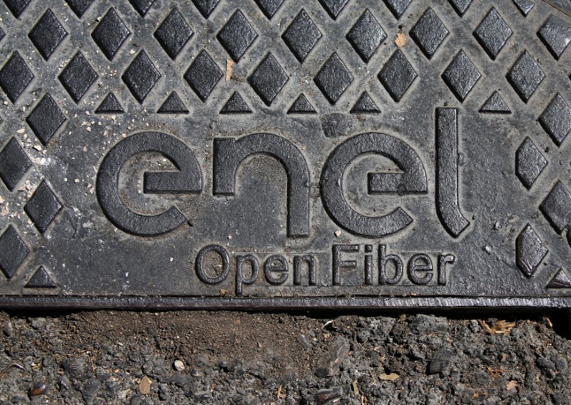 © Reuters. Un tombino di Enel Open Fiber a Perugia