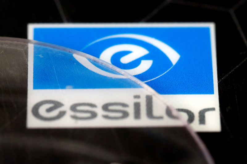 © Reuters. FILE PHOTO: Lens producers Essilor' s logo is seen in an optician shop in Paris