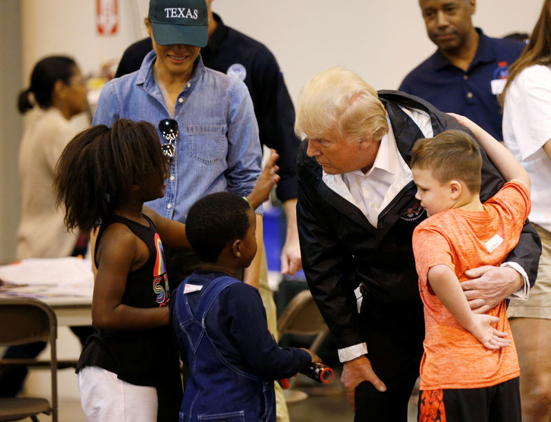 © Reuters. U.S. President Donald Trump and first lady Melania Trump visit with flood survivors of Hurricane Harvey at a relief center in Houston