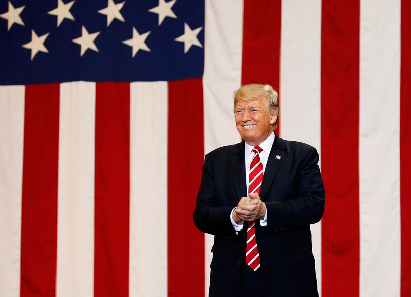 © Reuters. U.S. President Donald Trump arrives at a campaign rally in Phoenix, Arizona