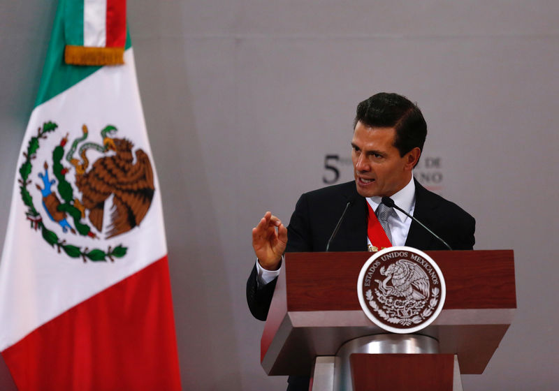 © Reuters. Mexico's President Enrique Pena Nieto delivers his annual address to the nation in Mexico City