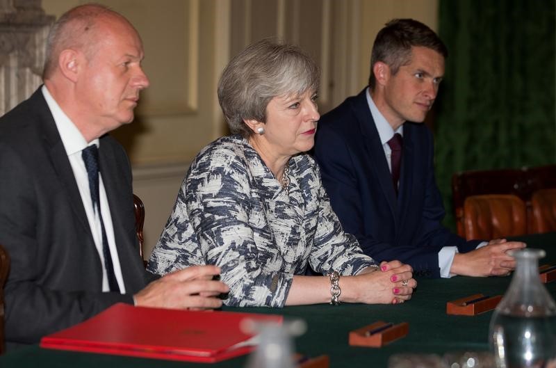 © Reuters. Britain's Prime Minister Theresa May sits opposite Democratic Unionist Party leader Arlene Foster inside 10 Downing Street, London