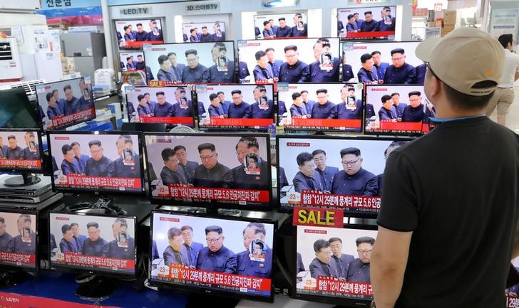 © Reuters. كوريا الجنوبية تطالب بأقوى إجراءات بعد تجربة بيونجيانج النووية