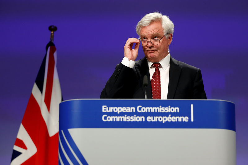 © Reuters. Britain's Secretary of State for Exiting the EU Davis holds a joint news conference with EU's chief Brexit negotiator Barnier in Brussels