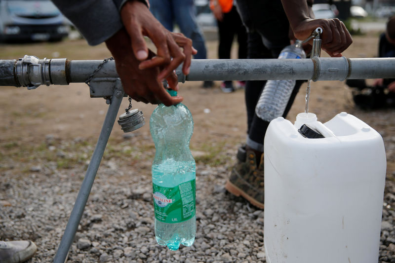 © Reuters. El coste del agua potable: 150.000 mlns dlrs al año, dice el Banco Mundial