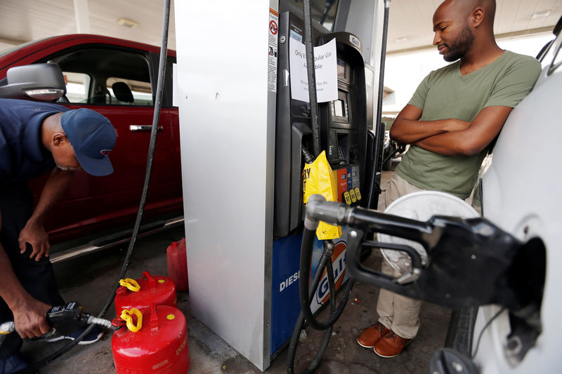 © Reuters. Vehicles line up for gasoline at a service station in the aftermath of Hurricane Harvey, in Dallas