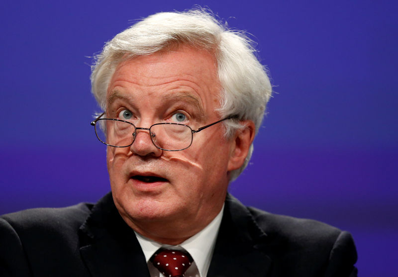 © Reuters. Britain's Secretary of State for Exiting the EU Davis holds a joint news conference with EU's chief Brexit negotiator Barnier in Brussels