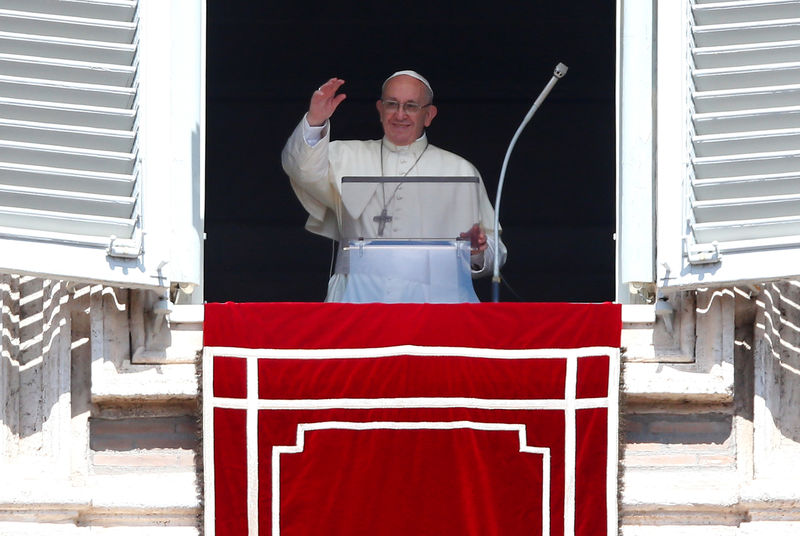 © Reuters. Pope Francis waves as he leads Sunday Angelus prayer in Saint Peter's square at the Vatican