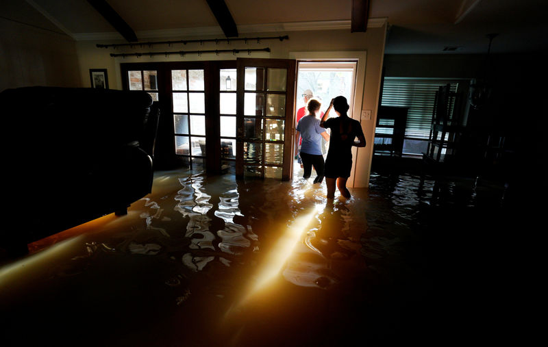 © Reuters. A family that wanted to remain anonymous moves belongings from their home flooded by Harvey in Houston