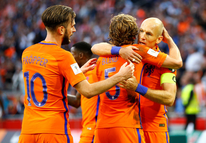 © Reuters. ثنائية بروبر تحافظ على آمال هولندا في تصفيات كأس العالم