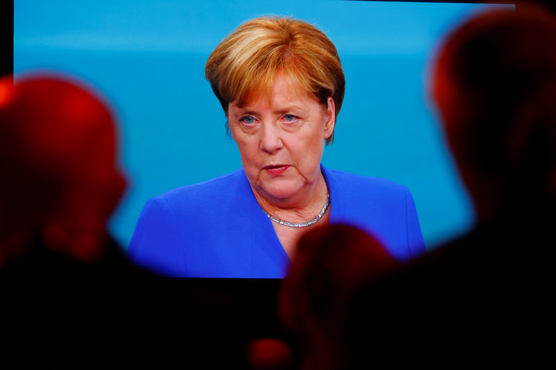 © Reuters. Journalists watch a TV debate between German Chancellor Angela Merkel of the Christian Democratic Union (CDU) and her challenger Germany's Social Democratic Party SPD candidate for chancellor Martin Schulz in Berlin