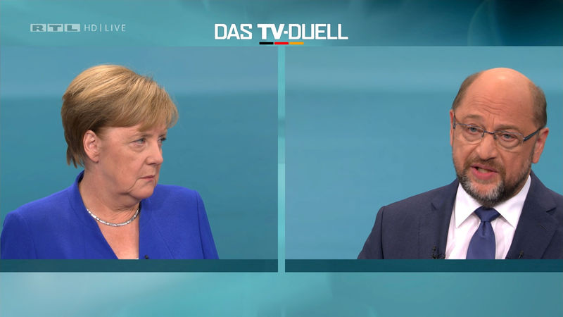 © Reuters. A screen shows the TV debate between German Chancellor Angela Merkel of the Christian Democratic Union (CDU) and her challenger Germany's Social Democratic Party SPD candidate for chancellor Martin Schulz in Berlin