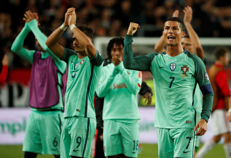 © Reuters. البرتغال تتماسك لتفوز بشق الأنفس على عشرة لاعبين من المجر