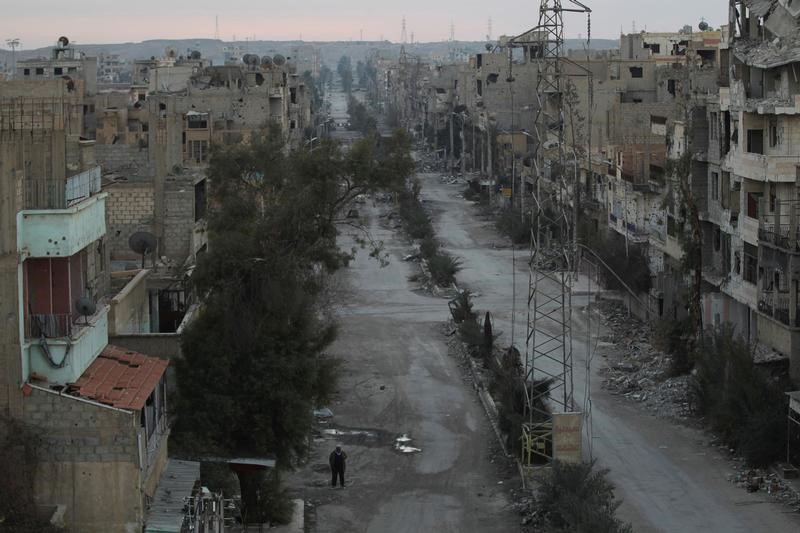 © Reuters. محافظ دير الزور السورية:الجيش سيصل إلى مدينة دير الزور  في غضون 48 ساعة