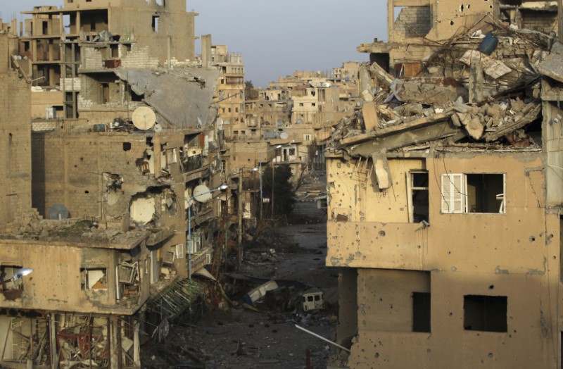 © Reuters. A view shows damaged buildings in Deir al-Zor