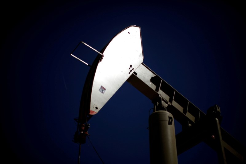 © Reuters. FILE PHOTO - A pumpjack brings oil to the surface in the Monterey Shale