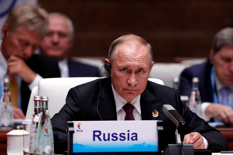 © Reuters. Russian President Vladimir Putin attends a plenary session of BRICS Summit, in Xiamen
