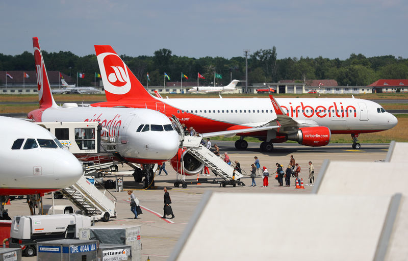 © Reuters. FILE PHOTO:  Passengers board an Air Berlin aircraft at Tegel airport in Berlin
