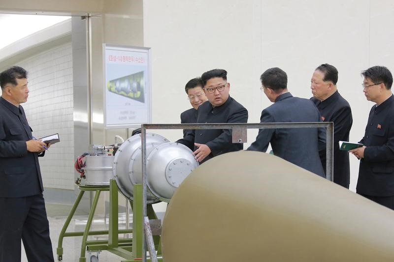 © Reuters. Líder norte-coreano, Kim Jong Un, fornece orientações sobre programa de armas nucleares, em Pyongyang