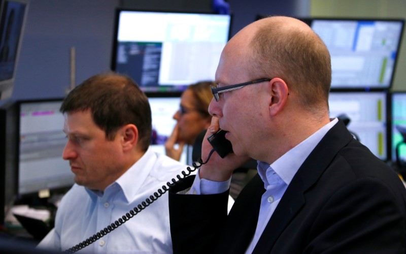 © Reuters. LES BOURSES EUROPÉENNES EN BAISSE À MI-SÉANCE