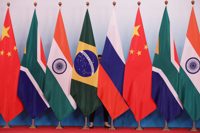 © Reuters. Bandeiras do Brasil, Rússia, China, África do Sul e Índia, vistas durante encontro do Brics, em Xiamen, na China