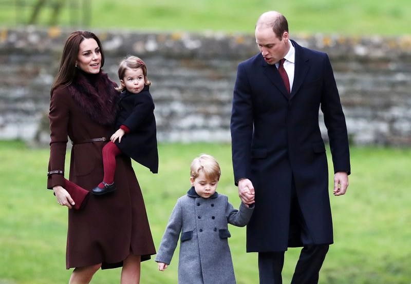 © Reuters. Príncipe William, do Reino Unido, e sua esposa, Kate, com seus filhos George e Charlotte, em Englefield, na Inglaterra