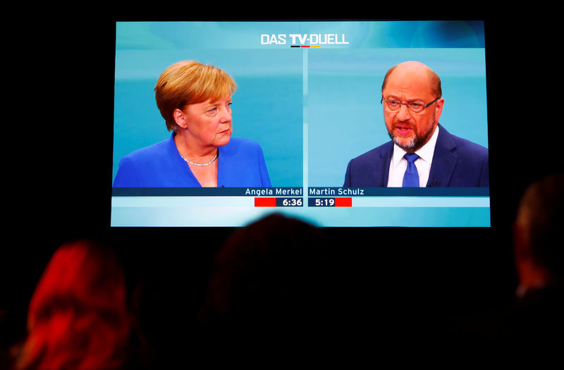 © Reuters. Jornalistas assistem debate entre chanceler da Alemanha, Angela Merkel, e seu adversário, Martin Schulz, em Berlim