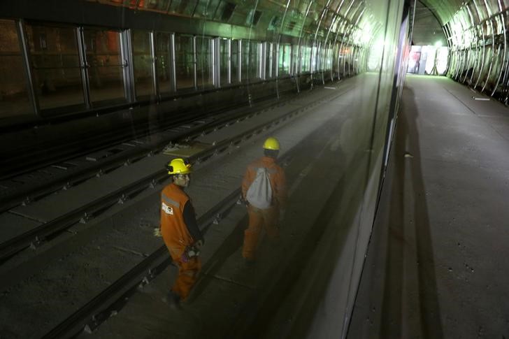 © Reuters. Hallan un gran cementerio indígena en el centro de Chile en unas obras del metro