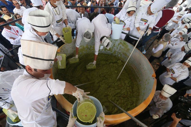 © Reuters. México bate el récord del guacamole más grande del mundo, de tres toneladas