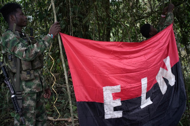 © Reuters. El Gobierno de Colombia y la guerrilla ELN acuerdan un alto el fuego bilateral