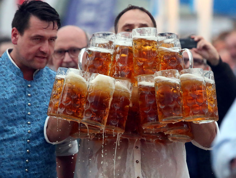 © Reuters. Oliver Struempfel compete para quebrar recorde de carregamento de cervejas em Abensberg, na Alemanha