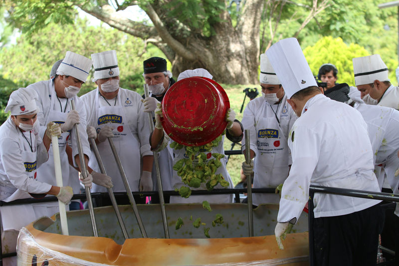 © Reuters. Voluntários de uma escola de culinária preparam maior guacamole do mundo em Concepción de Buenos Aires, México