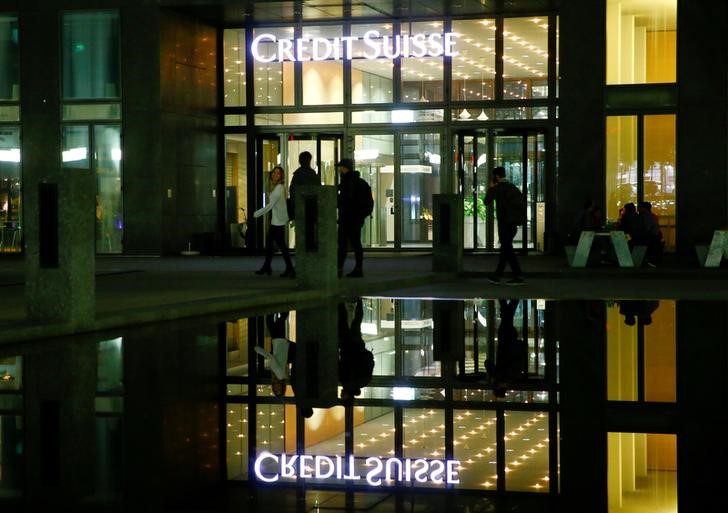 © Reuters. The logo of Swiss bank Credit Suisse is seen at an office building in Zurich's Oerlikon suburb