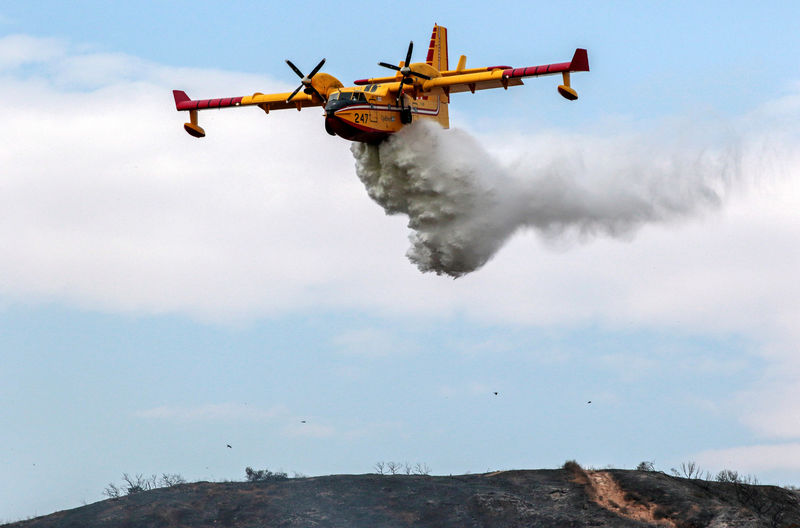 © Reuters. Avião joga água para apagar incêndio florestal em Los Angeles, na Califórnia