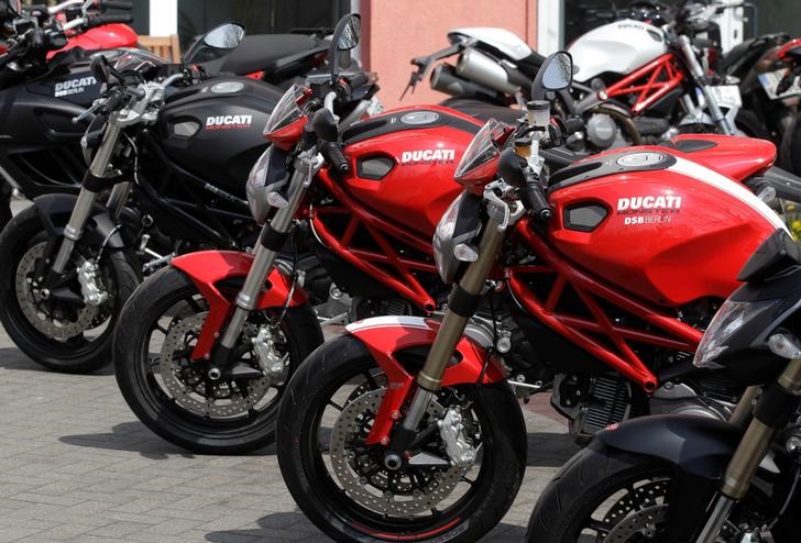 © Reuters. FILE PHOTO: Ducati motorbikes are pictured in front of shop in Berlin