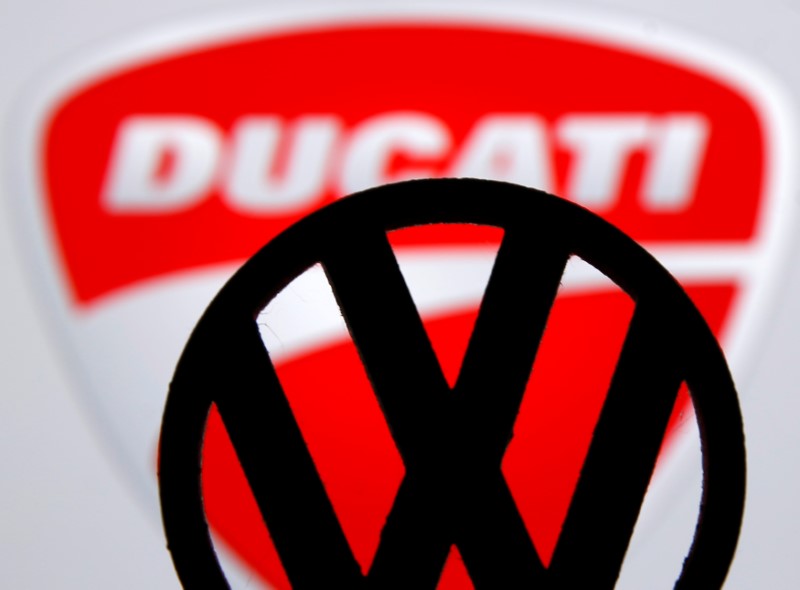 © Reuters. Il marchio Volkswagen e, sullo sfondo, quello Ducati