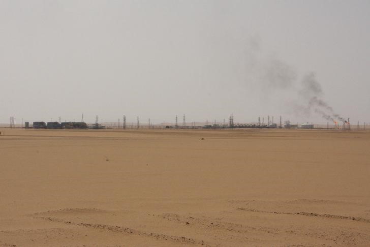 © Reuters. Evacuados los trabajadores extranjeros del campo de Sharara durante una parada- ingeniero