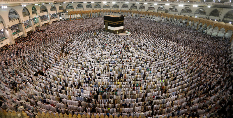 © Reuters. السعودية تسعى لتوسيع السياحة الدينية في اختبار للتراث والتقاليد