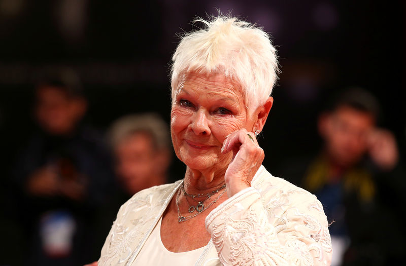 © Reuters. Judi Dench posa no tapete vermelho do Festival de Veneza