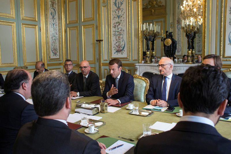 © Reuters. Macron conversa com presidente do Congresso venezuelano Julio Borges em Paris