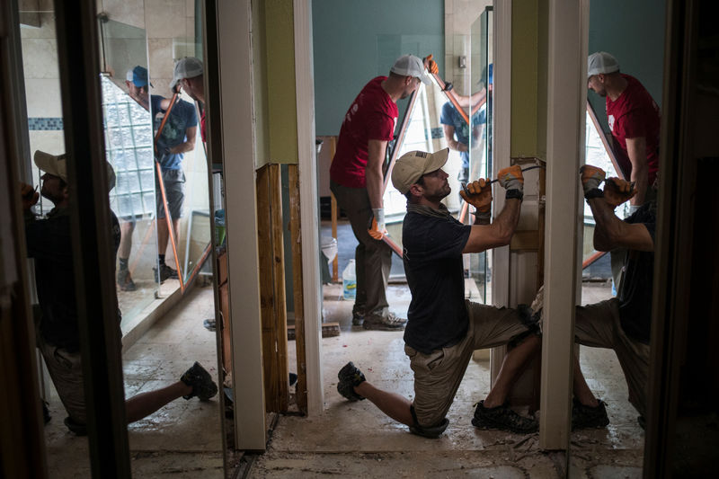 © Reuters. Pessoas ajudam na reconstrução de casa atingida por enchente em Houston