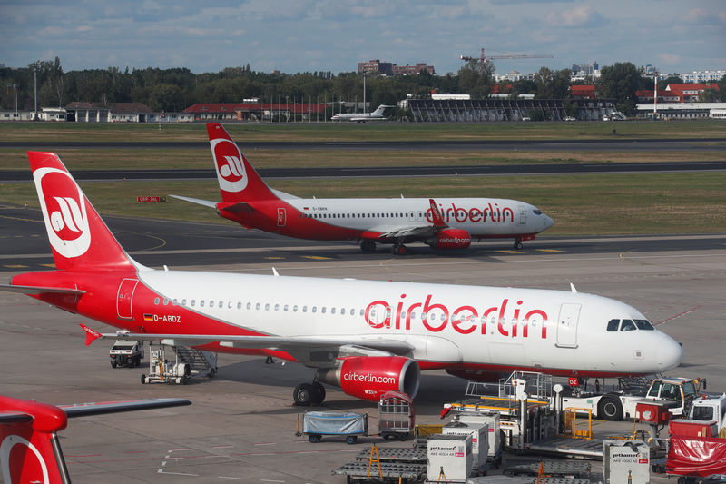 © Reuters. Aeronave da Air Berlin em aeroporto de Tegel, Berlim