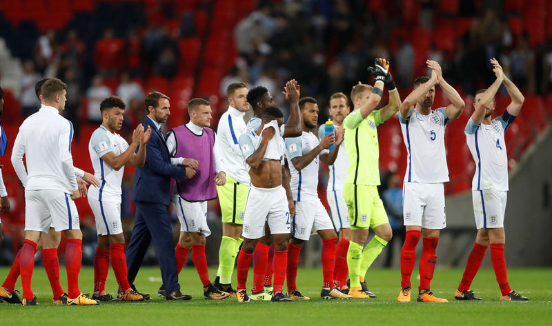 © Reuters. انجلترا تقلب تأخرها إلى فوز 2-1 على سلوفاكيا