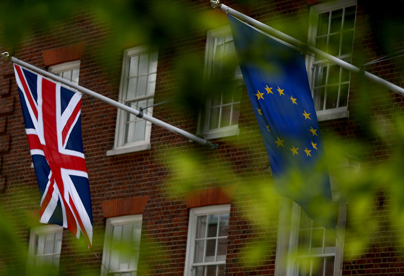 © Reuters. EU and British flags fly outside the European Commission building in London