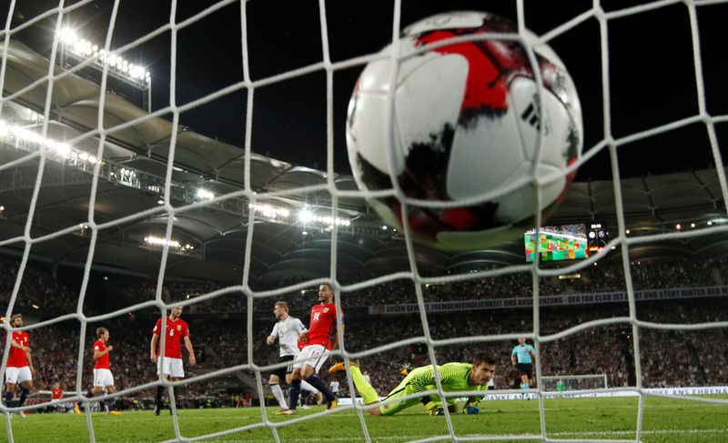 © Reuters. Timo Werner anota el tercer gol para la selección de Alemania en el partido contra Noruega por la eliminatoria europea al Mundial de fútbol Rusia 2018