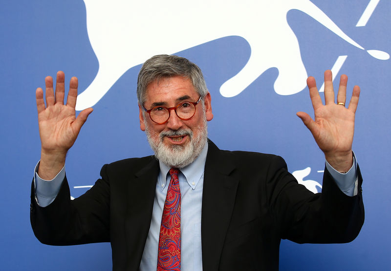 © Reuters. Diretor John Landis faz gesto no Festival de Veneza