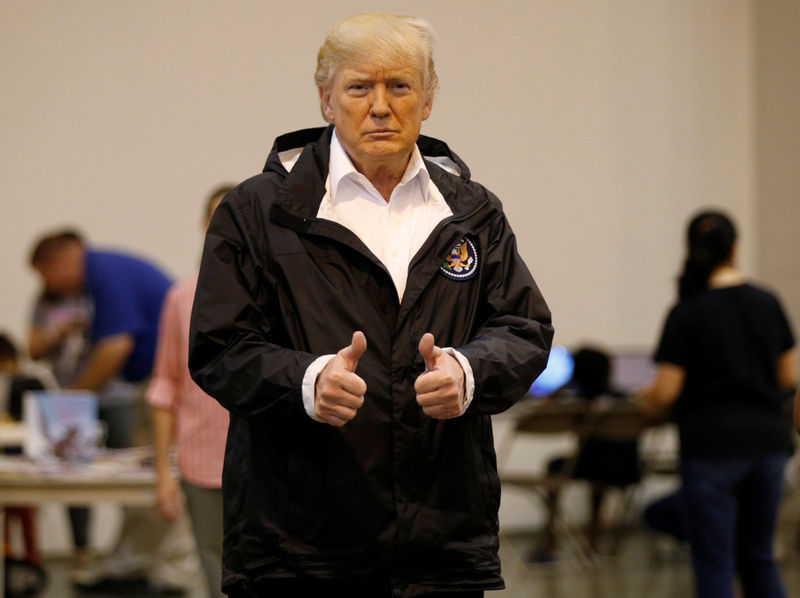 © Reuters. U.S. President Donald Trump gestures as he visits with flood survivors of Hurrican Harvey at the NRG Center, in Houston