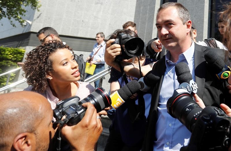 © Reuters. FILE PHOTO: Brazil's billionaire businessman Joesley Batista leaves the Federal Police headquarters after giving testimony, in Sao Paulo